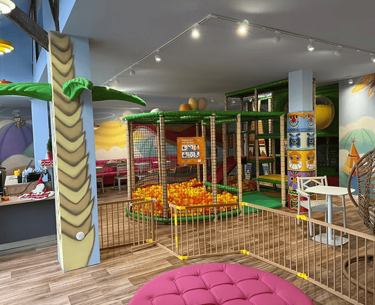 La tribu de bébé, aire de jeux et café poussette